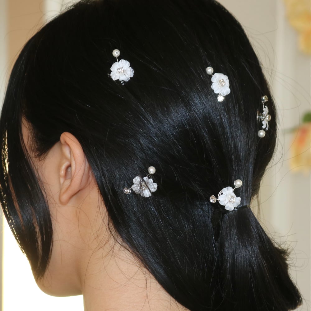 Image of Twist In White Floral Hair Pin