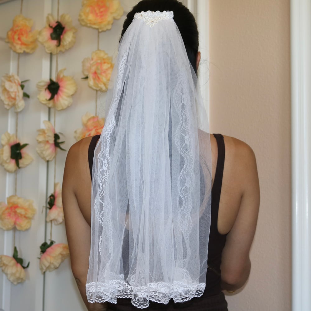 Image of White Lace Mini Veil