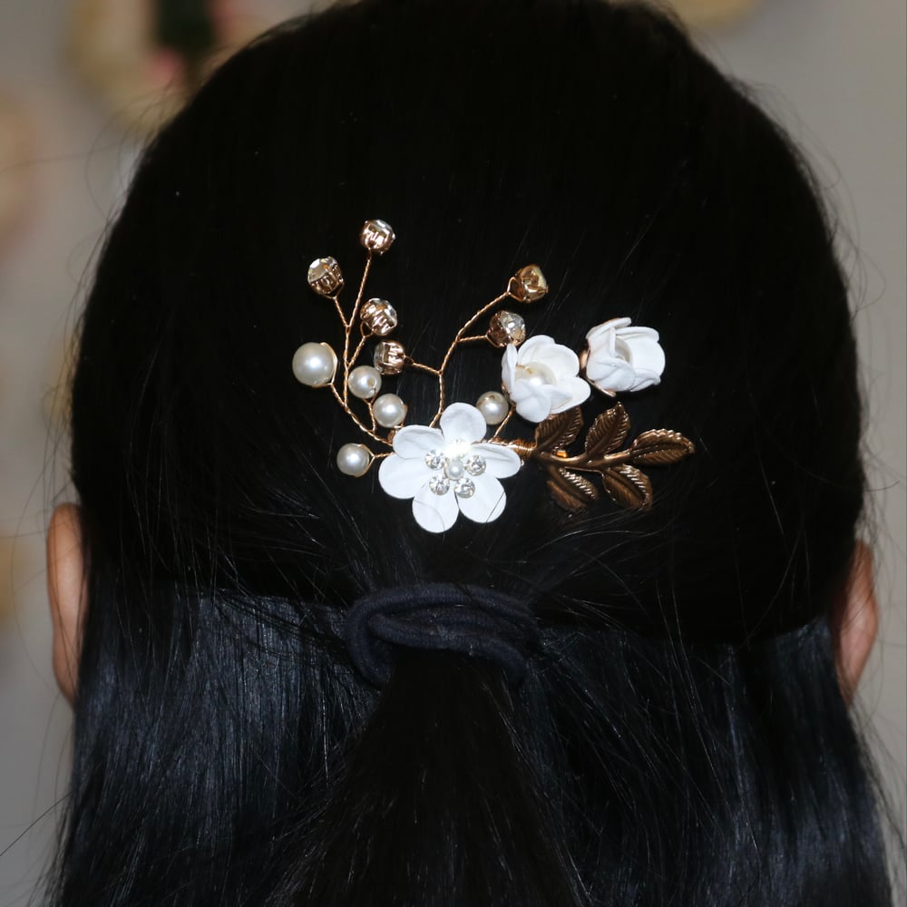 Image of Medium White Floral Hair Pin
