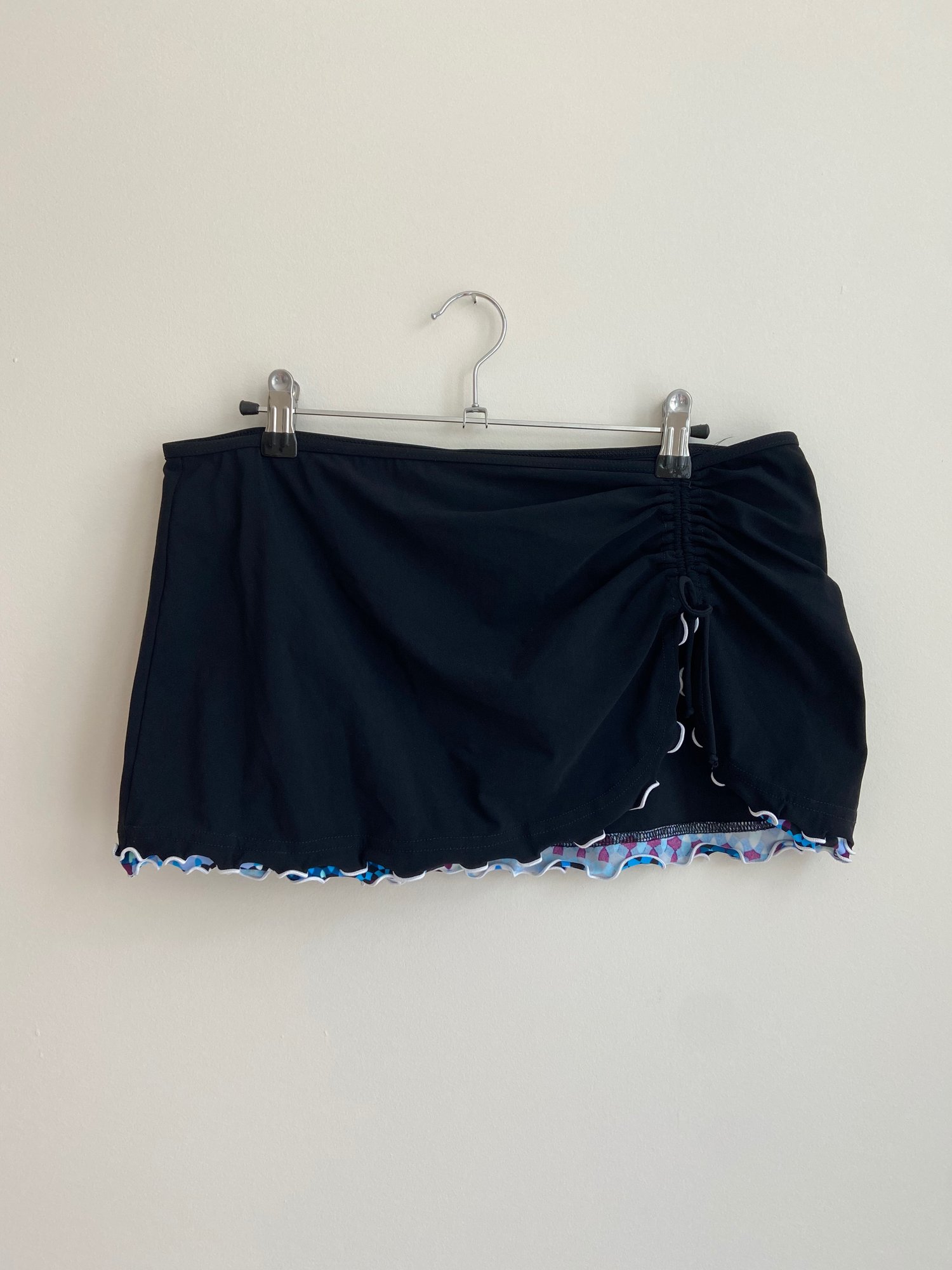 Black swim skirts with wavy lining 