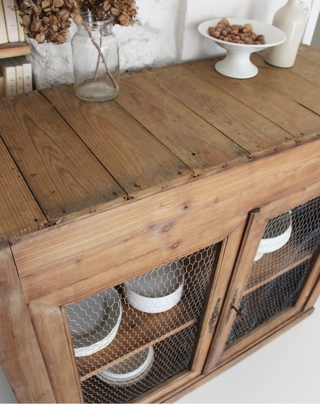 Meuble grillagé