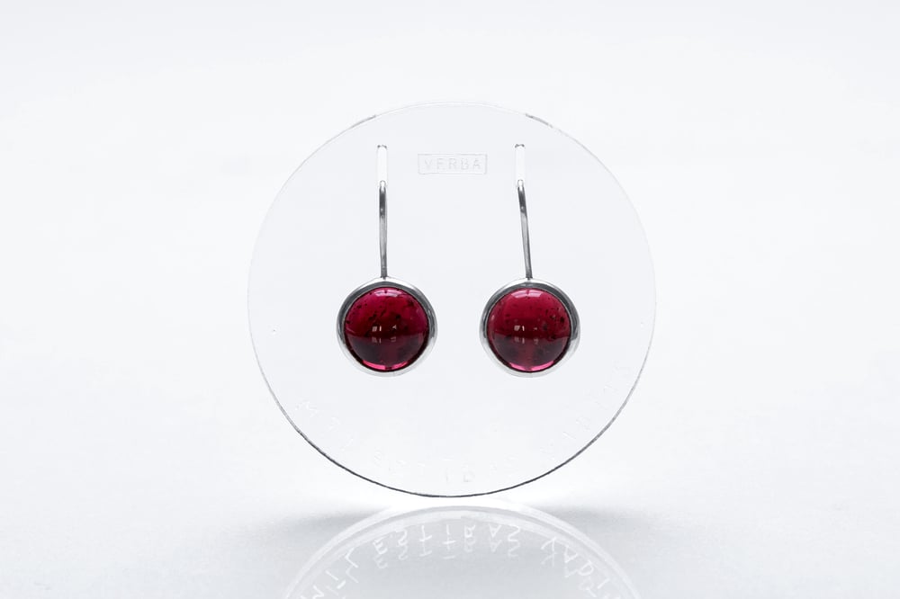 Image of "Powered by love" silver earrings with garnets · MOTUS AMORE ·