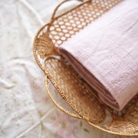 Image 3 of Serviettes Anciennes Damassées Rose Blush