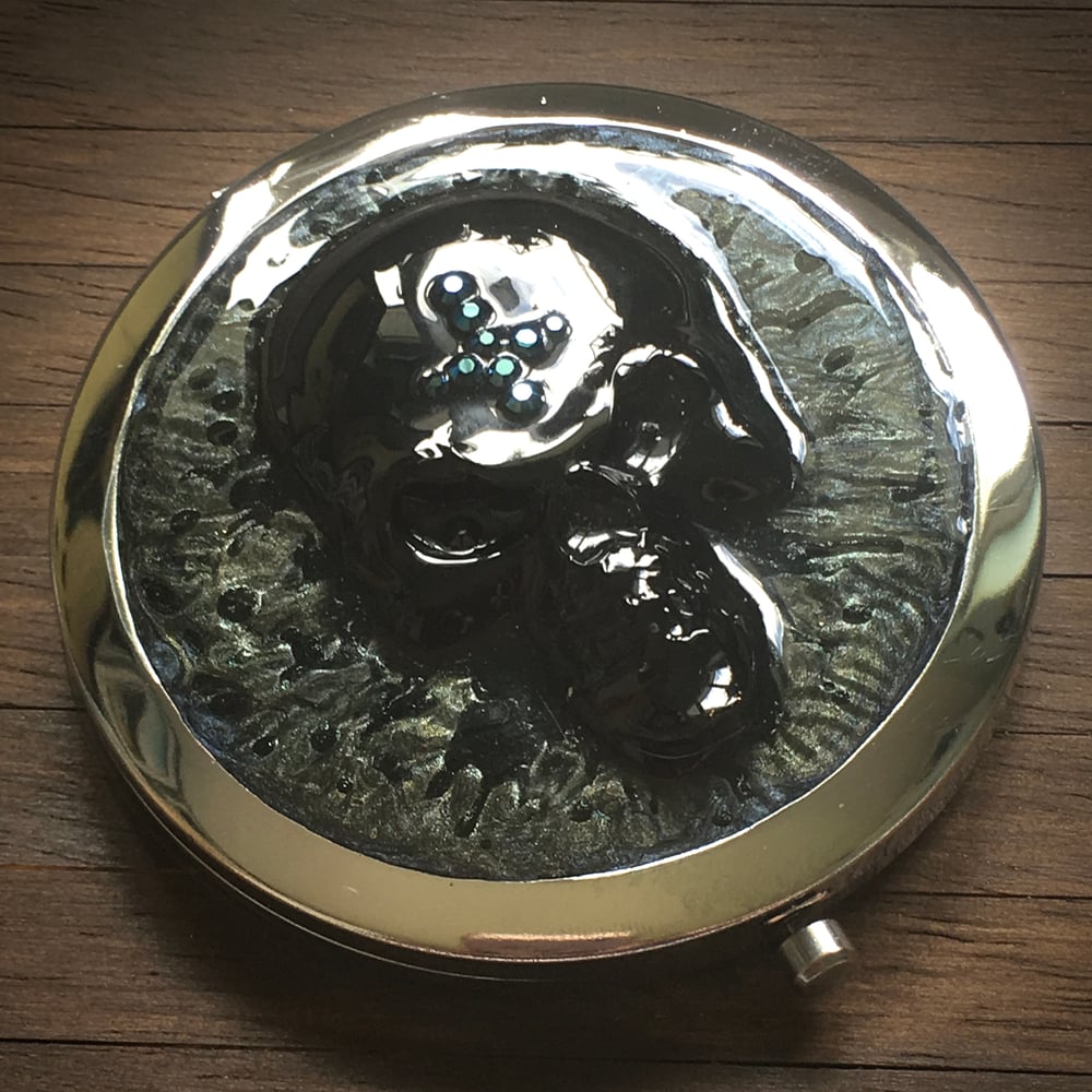 3D Resin Skull Compact Handbag Mirror in Silver *ON SALE - WAS £30 NOW £15*