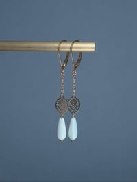 Image 3 of Boucles d'oreilles longues goutte nacre 