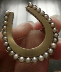 Image 5 of EDWARDIAN VICTORIAN 15CT LARGE NATURAL SEED PEARL HORSESHOE BROOCH