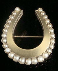 Image 4 of EDWARDIAN VICTORIAN 15CT LARGE NATURAL SEED PEARL HORSESHOE BROOCH