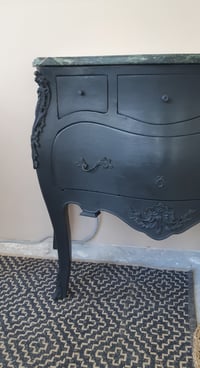 Image 1 of Ancienne petite commode galbée 