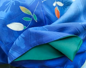 Image of Blå silkekimono med blomster kant