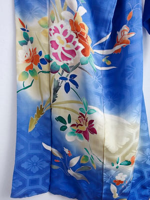 Image of Blå silkekimono med blomster kant