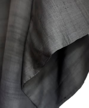 Image of Kort Herre kimonojakke af koksgrå silke m stipper
