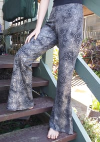 KAT Pants Silver/black print on grey 