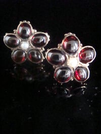 Image 1 of VINTAGE 1970S 9CT CABOCHON GARNET AND PEARL FLOWER STUDS EARRINGS