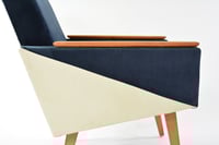 Image 4 of Fauteuil carré géométrique