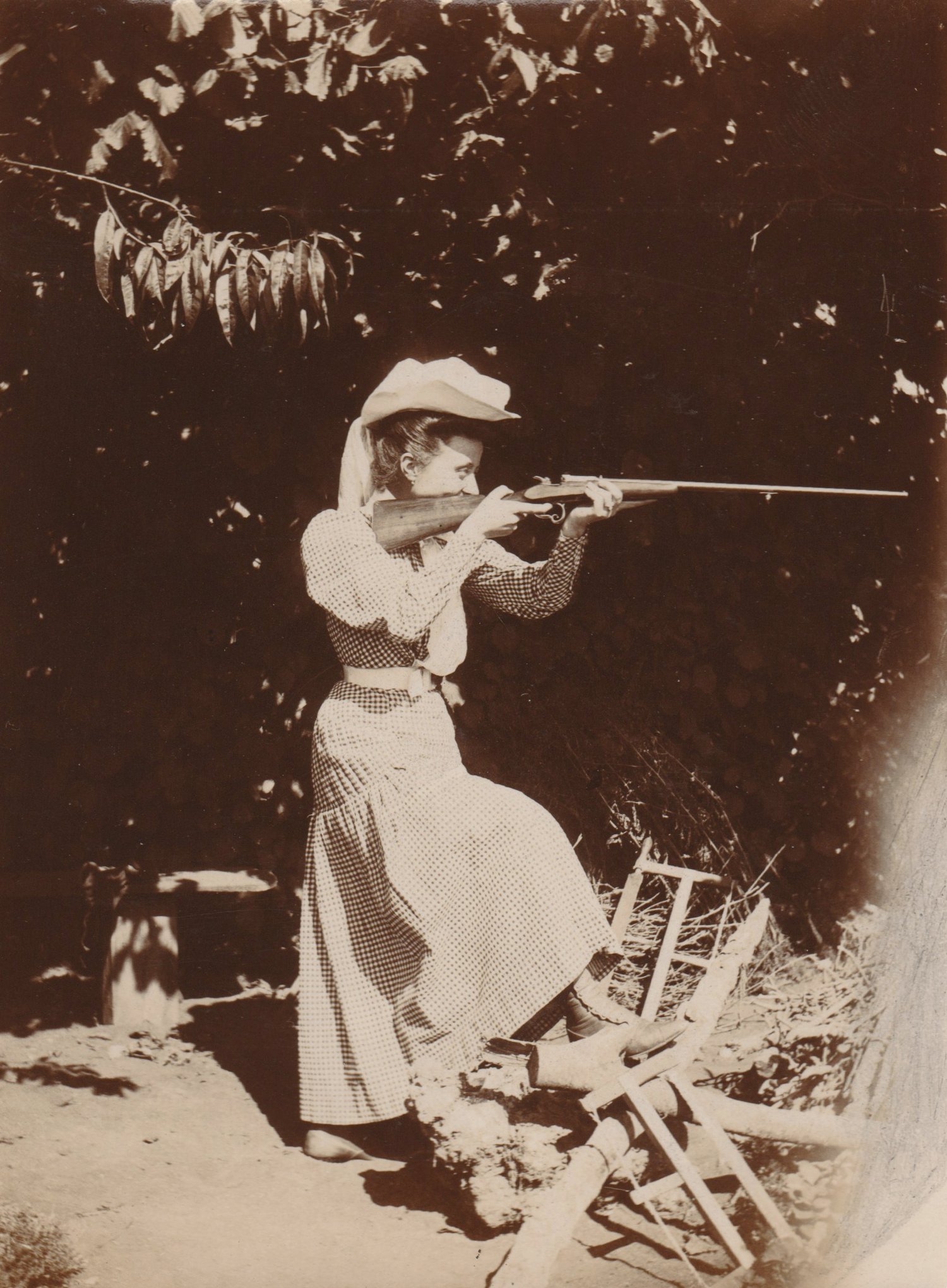 Image of Anonymous: shooting woman, Certosa Italy ca. 1906