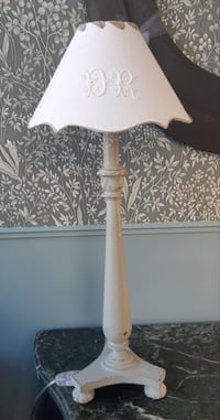 Image 1 of Pied de lampe patiné et son abat-jour 