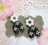 Image 1 of Pretty flowers