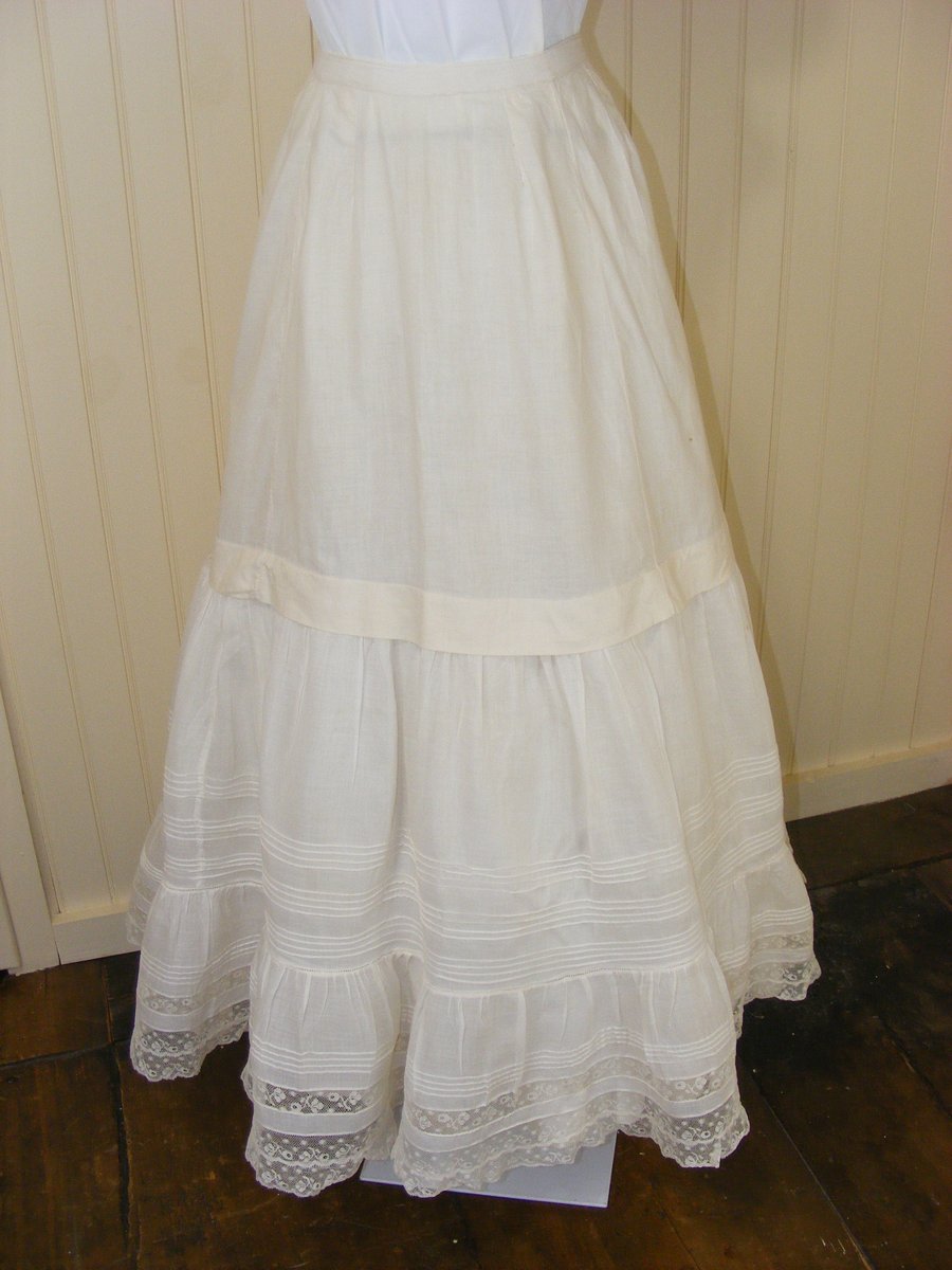 裾幅直線14319th Victorian 4Tier Lace Petticoat