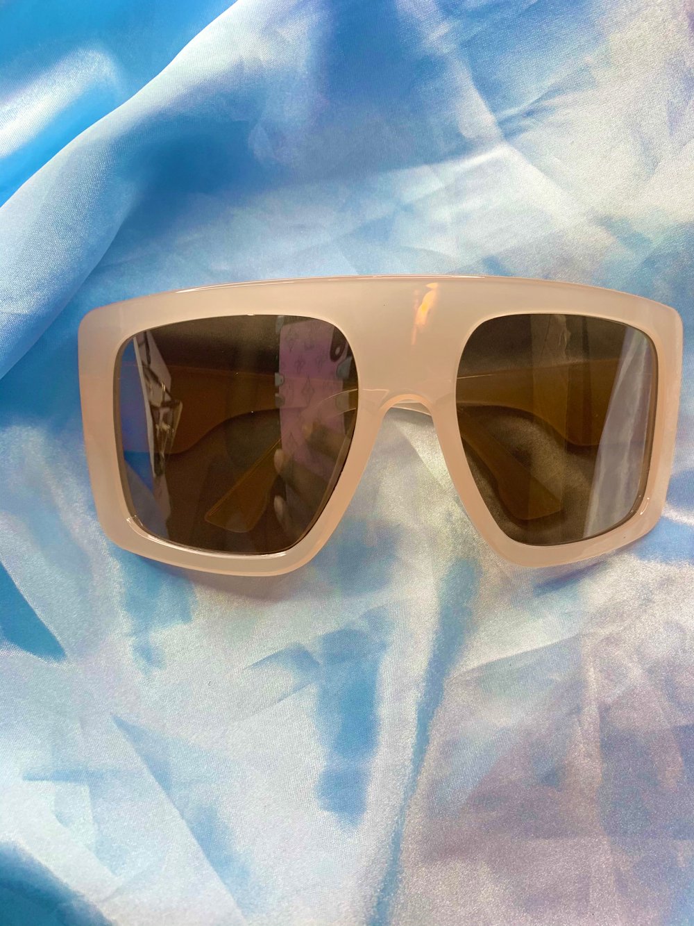 Oversized model shades 