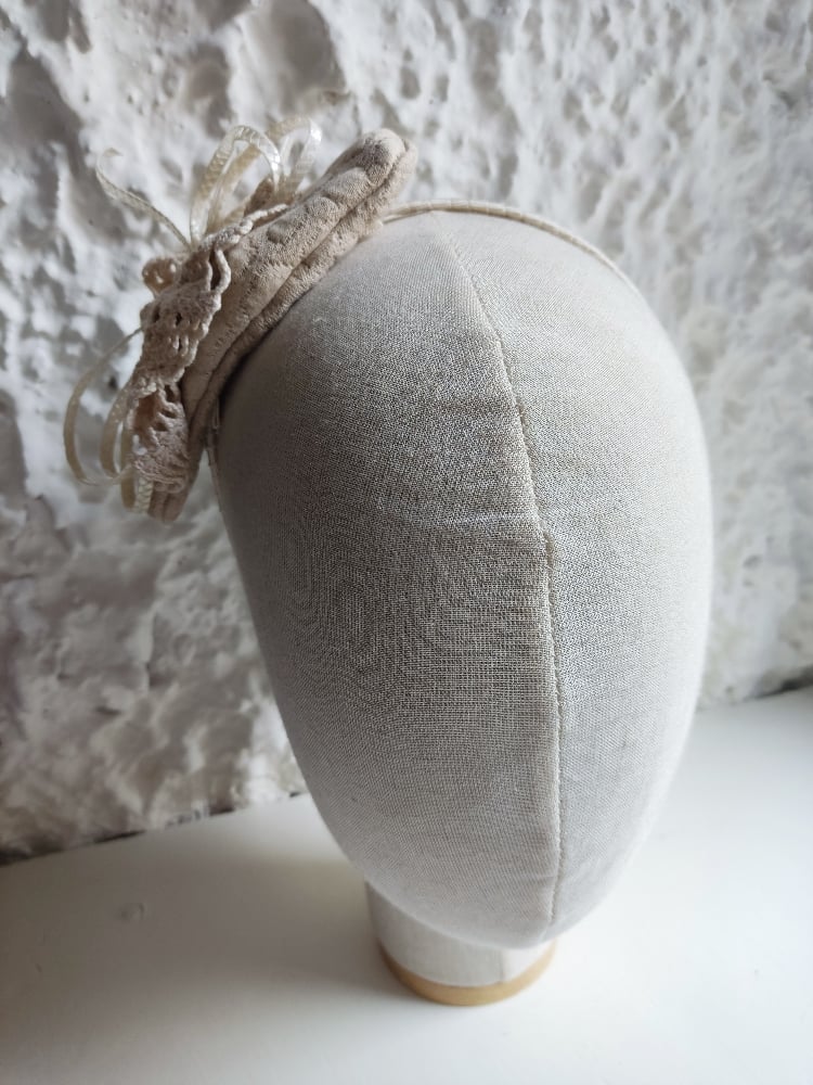 Image of Cerchietto uncinetto e fiocco avorio 