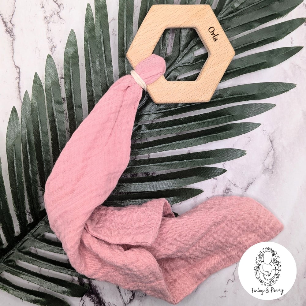 MUSLIN: Mini Muslin With Engraved Hexagon Teether