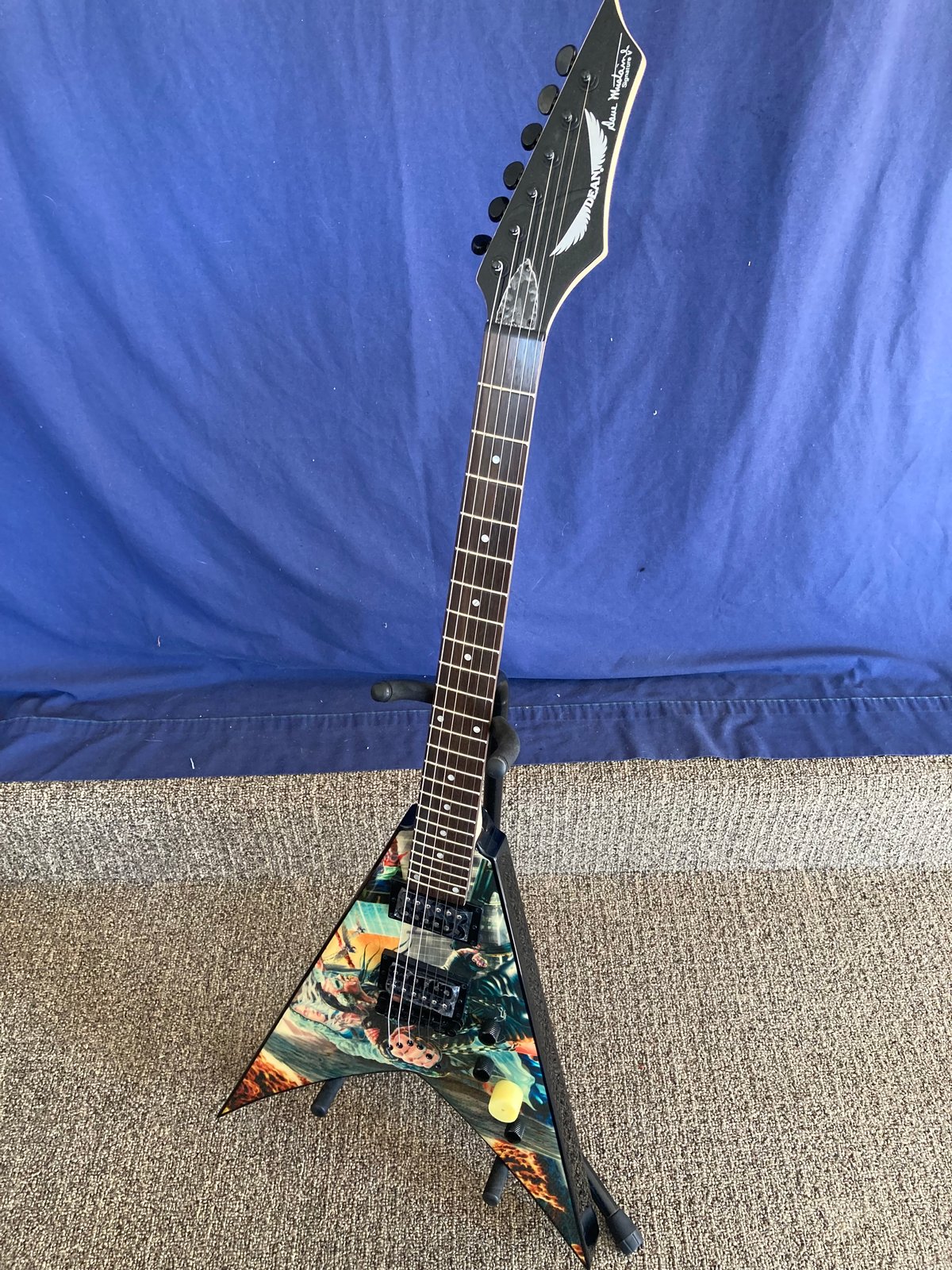 Flying V electric guitar Dave Mustaine Dean signature model signed ...