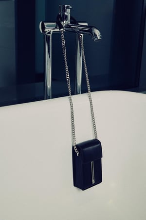 SILVER CHAIN AIRHOLE BOX BAG (BLACK)