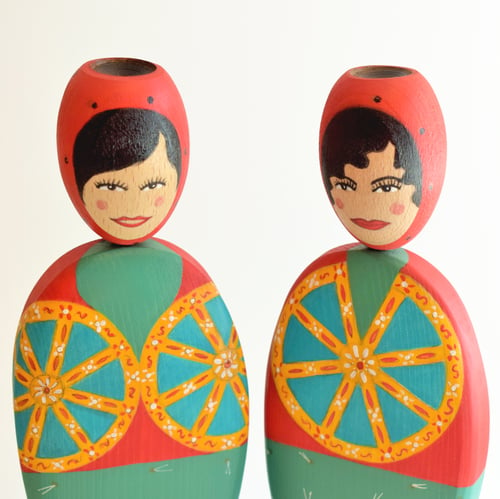 Image of FicuLei 05 wooden doll- cart wheels
