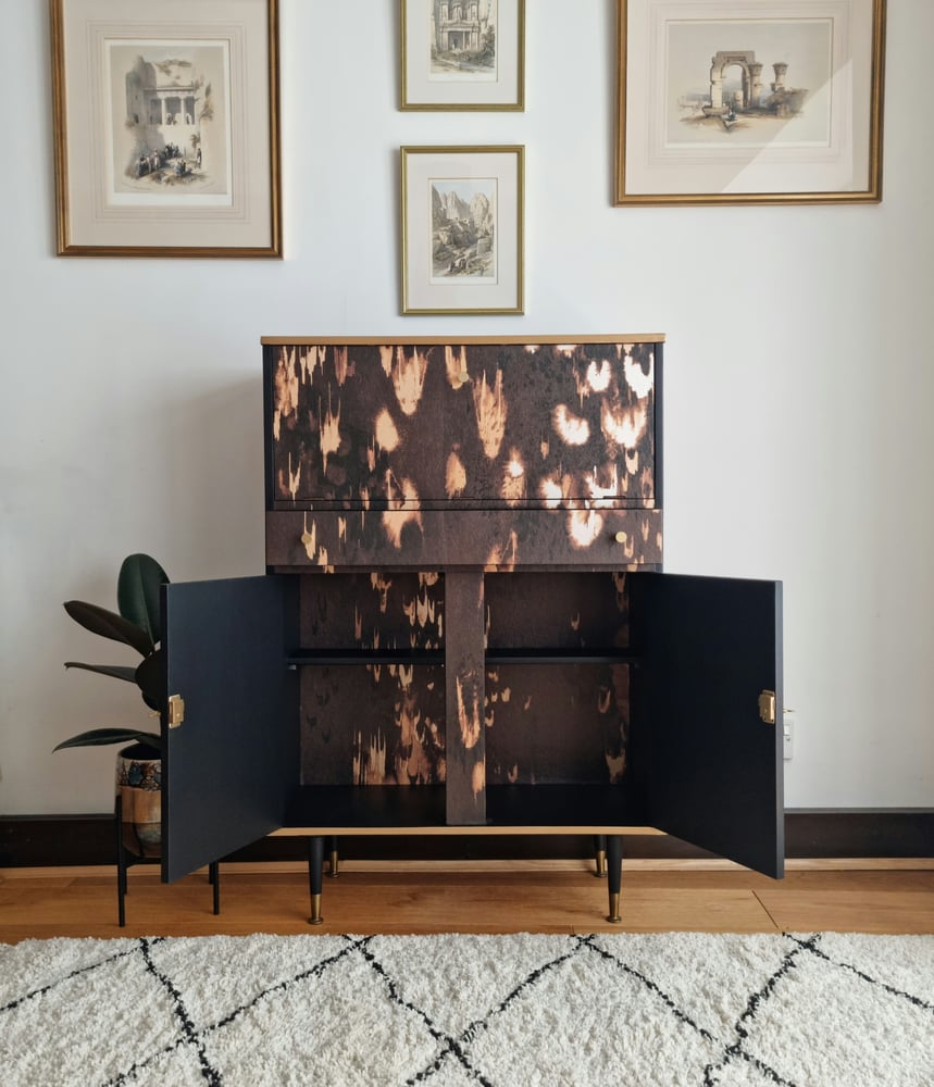 MIRRORED COCKTAIL CABINET WITH ABSTRACT LEOPARD PRINT | DesignRetro