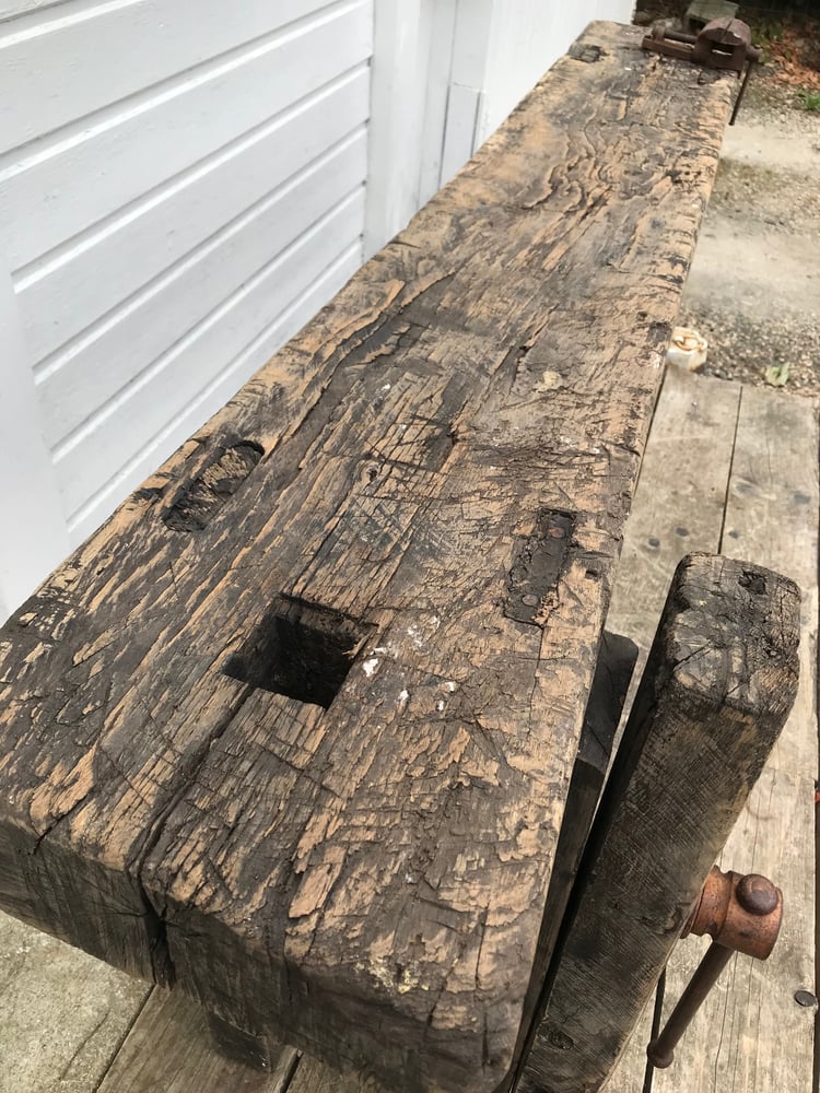 Image of Établi de menuisier en bois noirci 