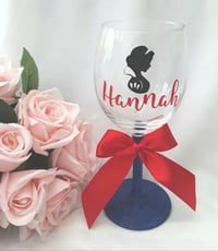 Image 4 of Personalised Snow White glitter wine glass, Snow White gift, Snow White wine glass