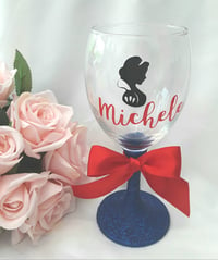 Image 5 of Personalised Snow White glitter wine glass, Snow White gift, Snow White wine glass
