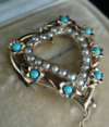 VICTORIAN ORIGINAL 15CT NATURAL TURQUOISE HEART BROOCH IN ORIGINAL FITTED BOX