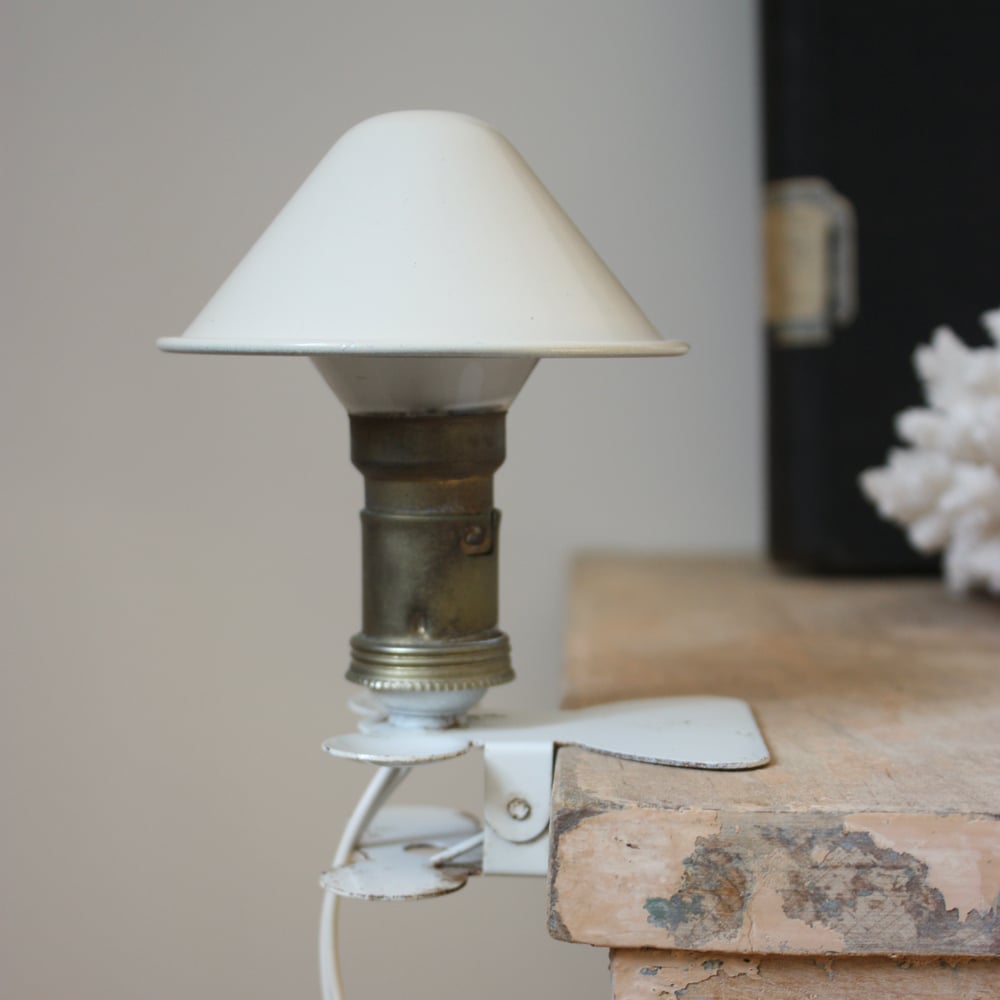 Image of Petite lampe champignon de couleur crème.