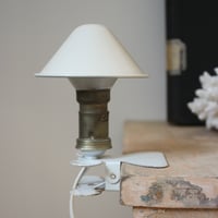 Image 3 of Petite lampe champignon de couleur crème.