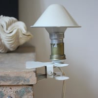 Image 4 of Petite lampe champignon de couleur crème.