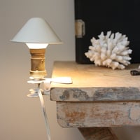 Image 1 of Petite lampe champignon de couleur crème.