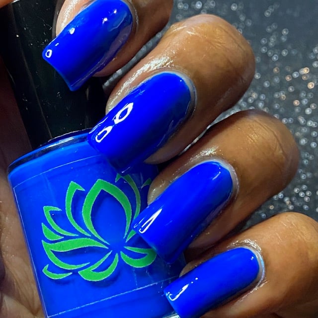 neon blue nails