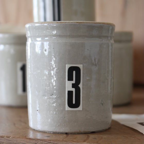 Image of Petits pots en terre vernissée numérotés.
