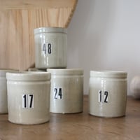 Image 3 of Petits pots en terre vernissée numérotés.
