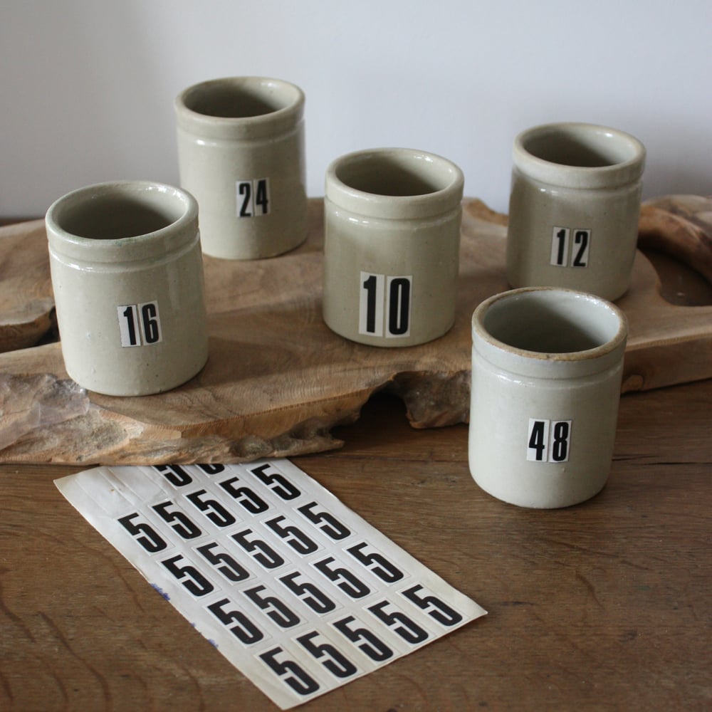 Image of Petits pots en terre vernissée numérotés.