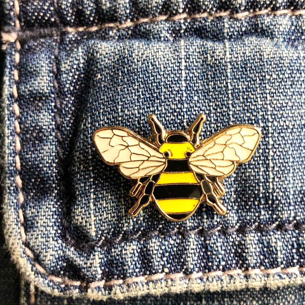 Image of ENAMEL BEE PIN BADGE WITH GOLD OUTLINE 