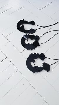 Image 5 of ogrlica p l e k s i ROŽA.8 // necklace p l e x i g l a s s FLOWER.8