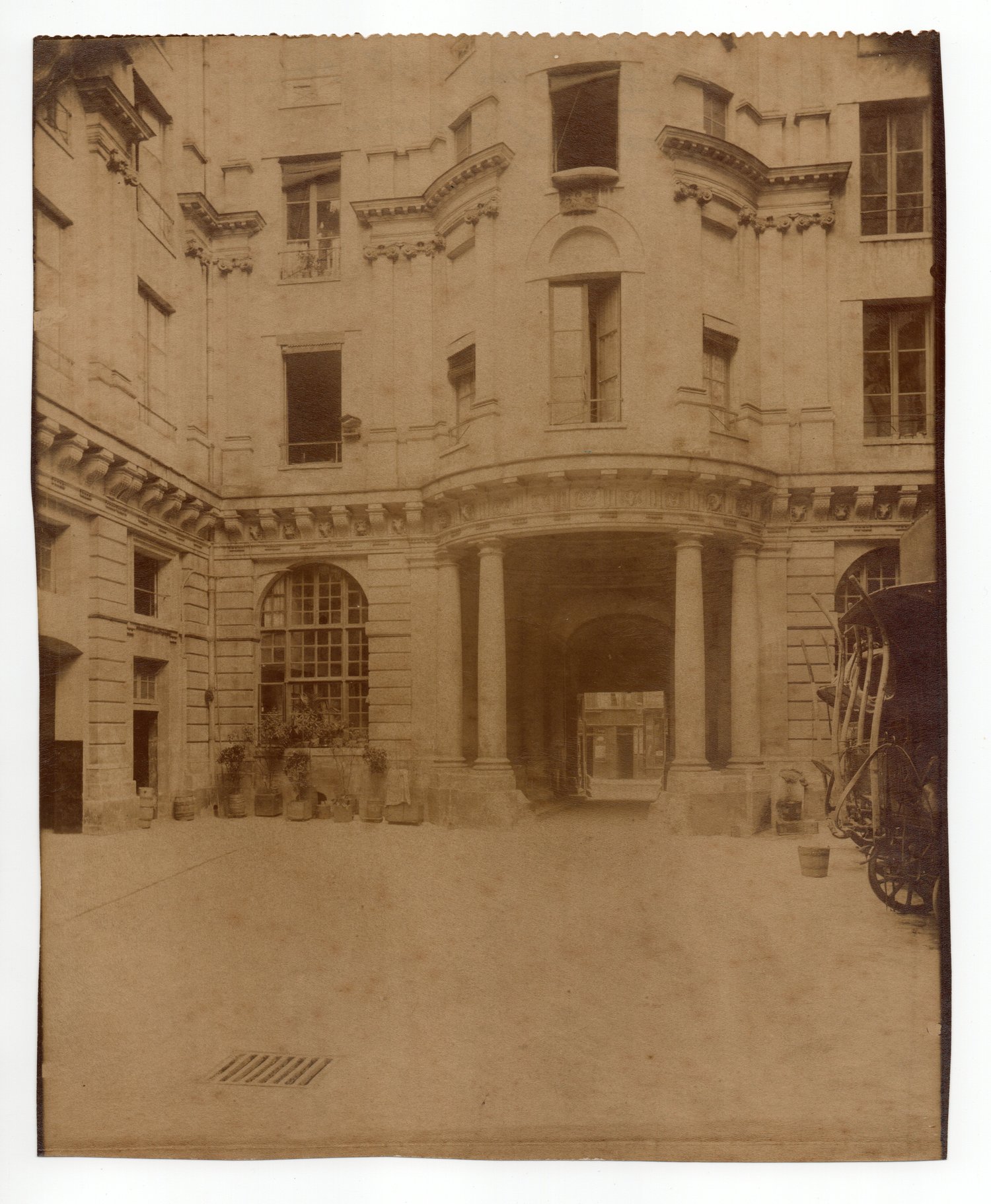 Image of EUGENE ATGET: Hôtel Beauvais, 68 Rue François Miron.