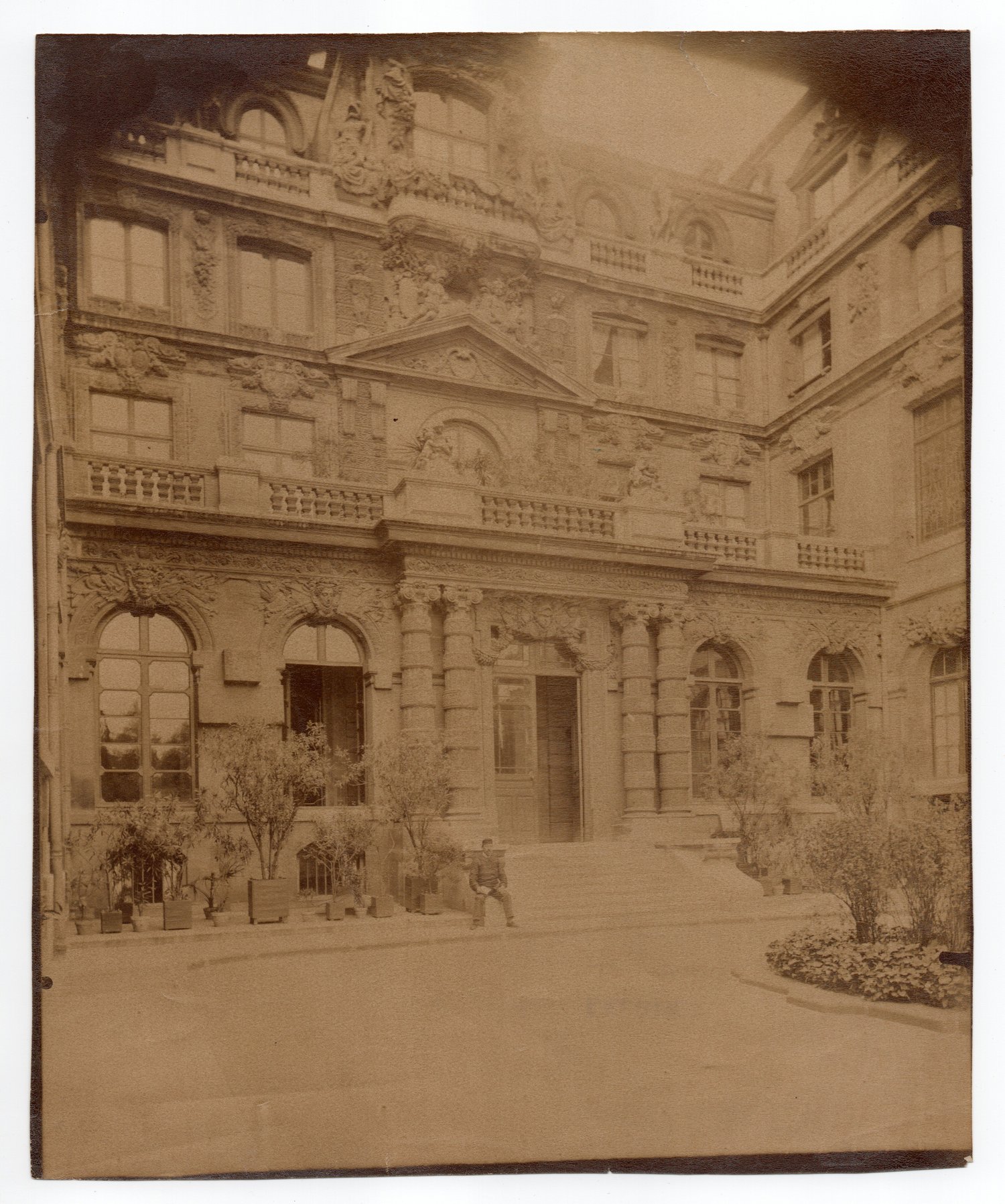 Image of Eugène Atget: Hôtel La Valette, Quai des Célestins. June 1899. Nr. 3649