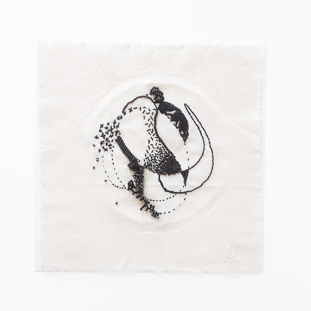 Image of Broderie abstraite n°26 - pièce d'étude en trois dimensions avec perles et tubes.