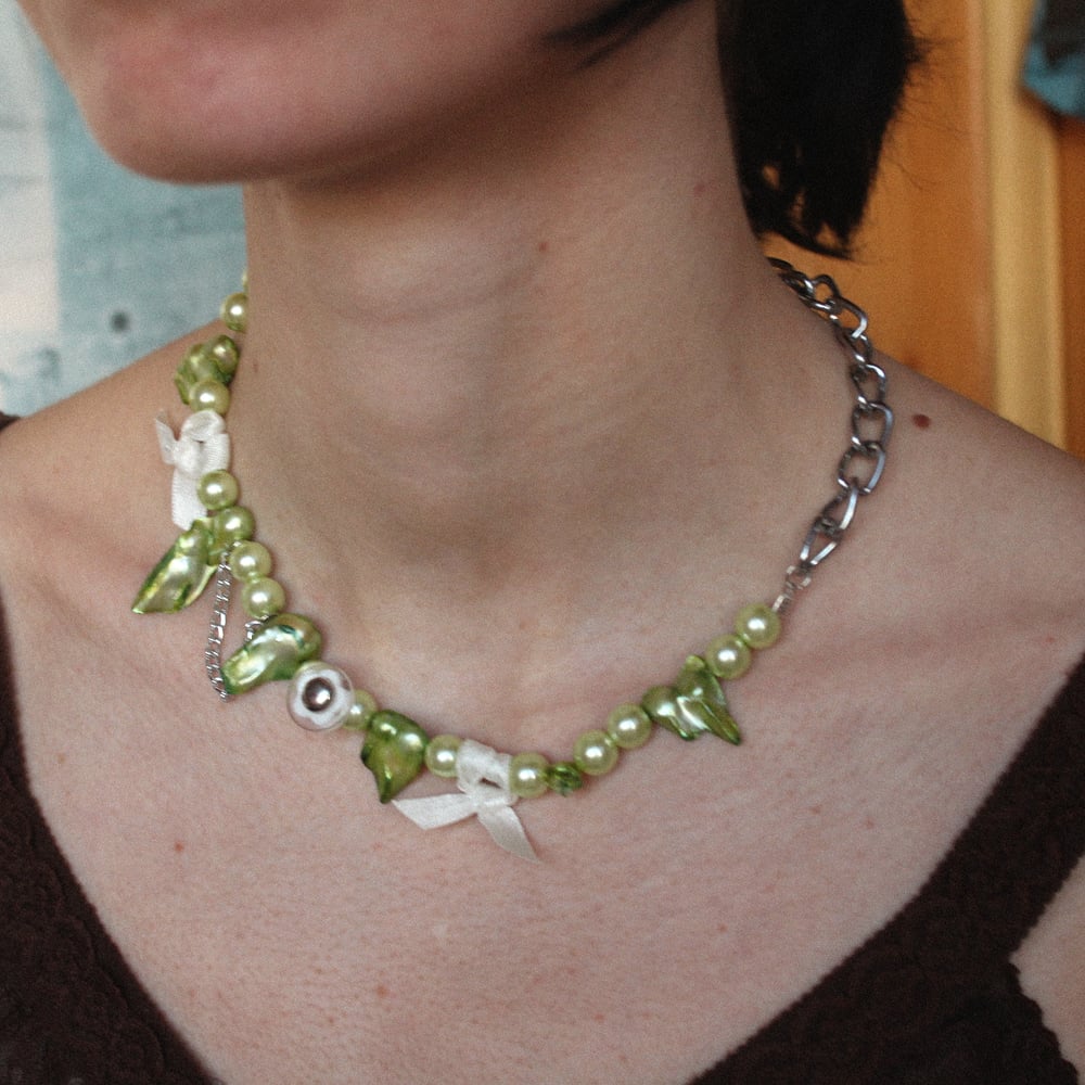 Image of Collar verde con cadena.