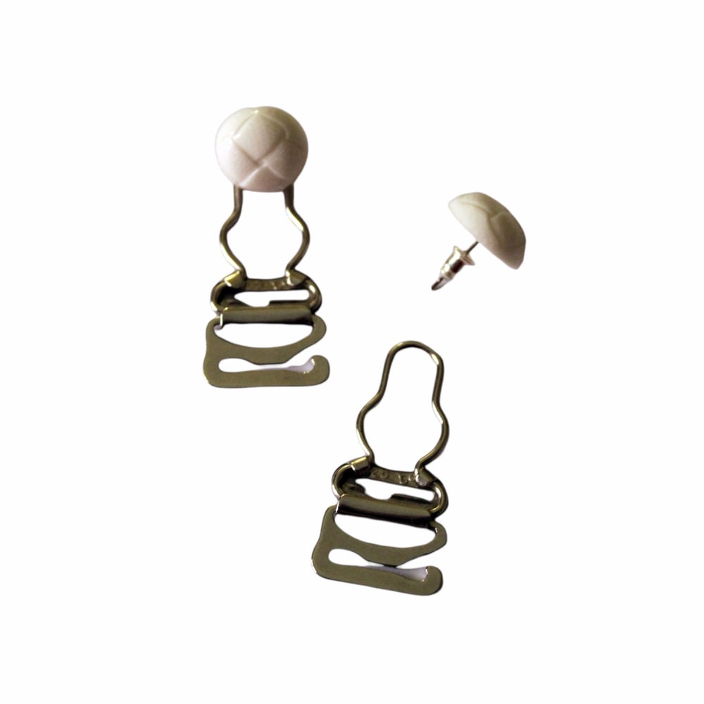 Image of Pendientes blancos + piezas metálicas.