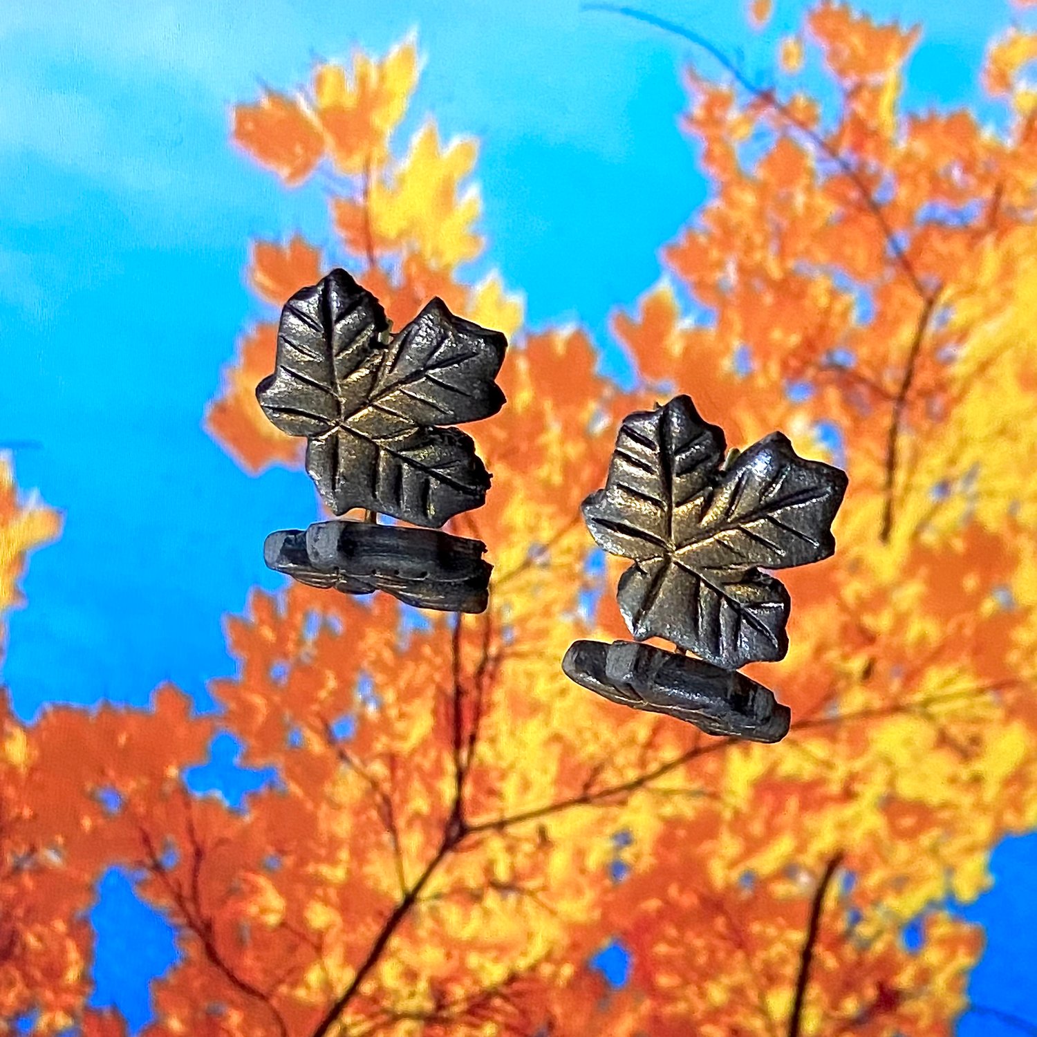 black maple leaf studs🍁