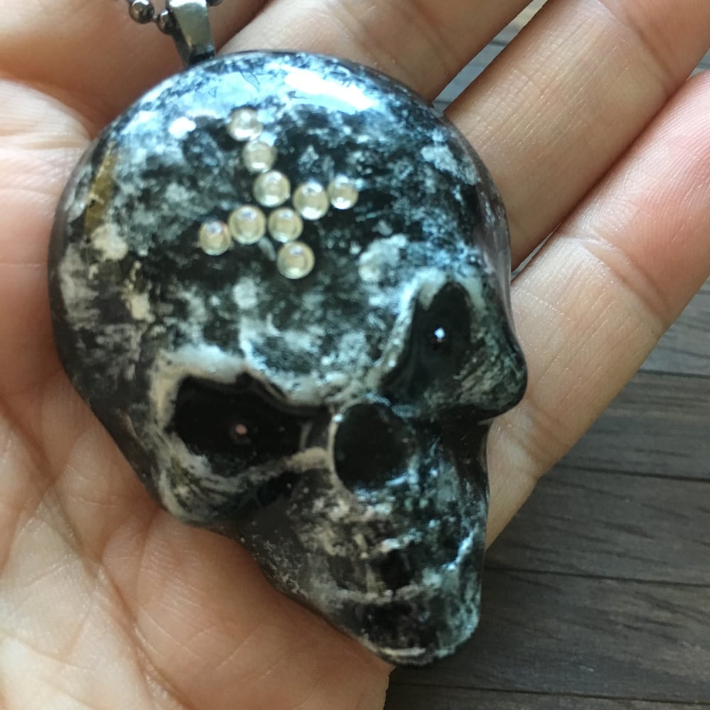 Silver Evil Resin Skull Pendant in Faux Marble Stone Effect *ON SALE WAS £30 NOW £20*